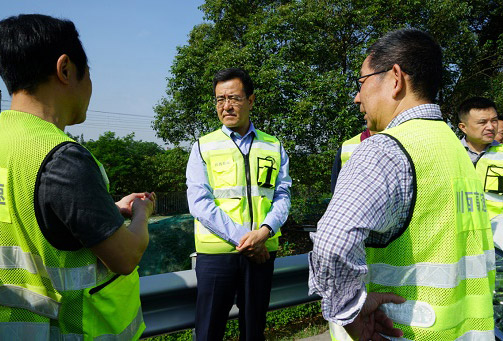 集团公司总经理冯文生赴公司交绿分公司承建绕城高速病害整治工程现场调研指导工作