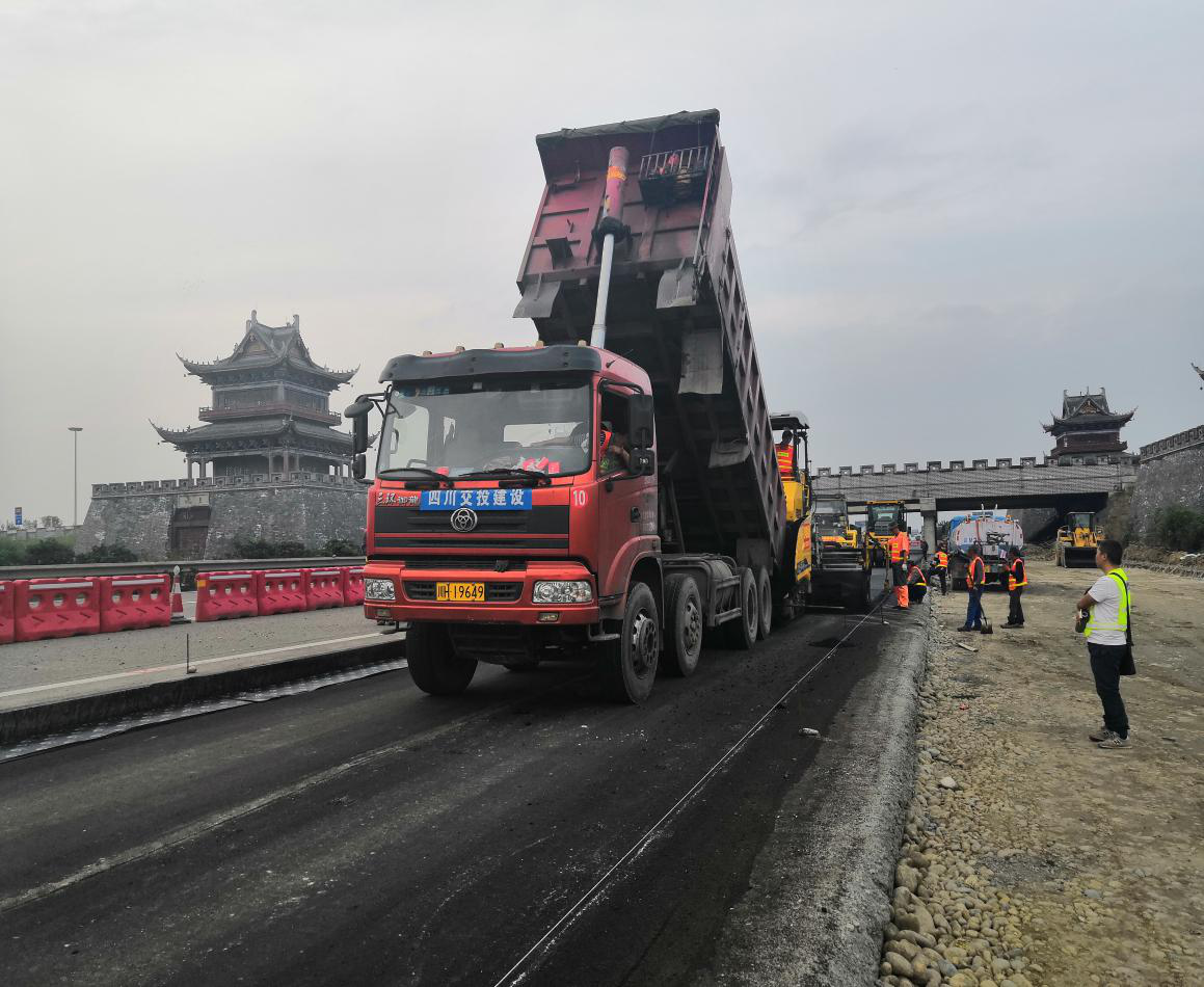 公司眉山互通沥青路面下面层试验段顺利完成铺筑