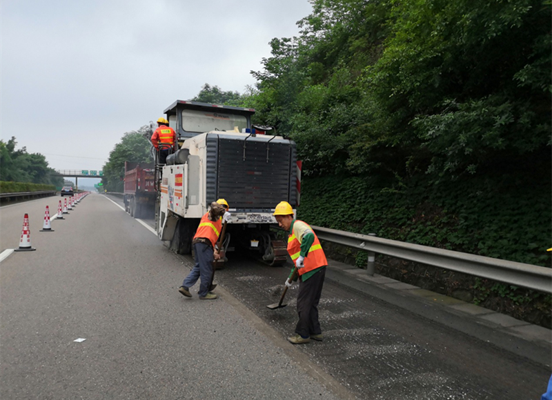 G76厦蓉高速（隆纳段）主线路面处治工程顺利开工