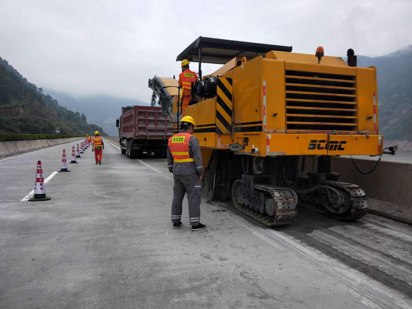 雅西高速公路观音岩大渡河特大桥桥面超薄磨耗层改造工程进场施工