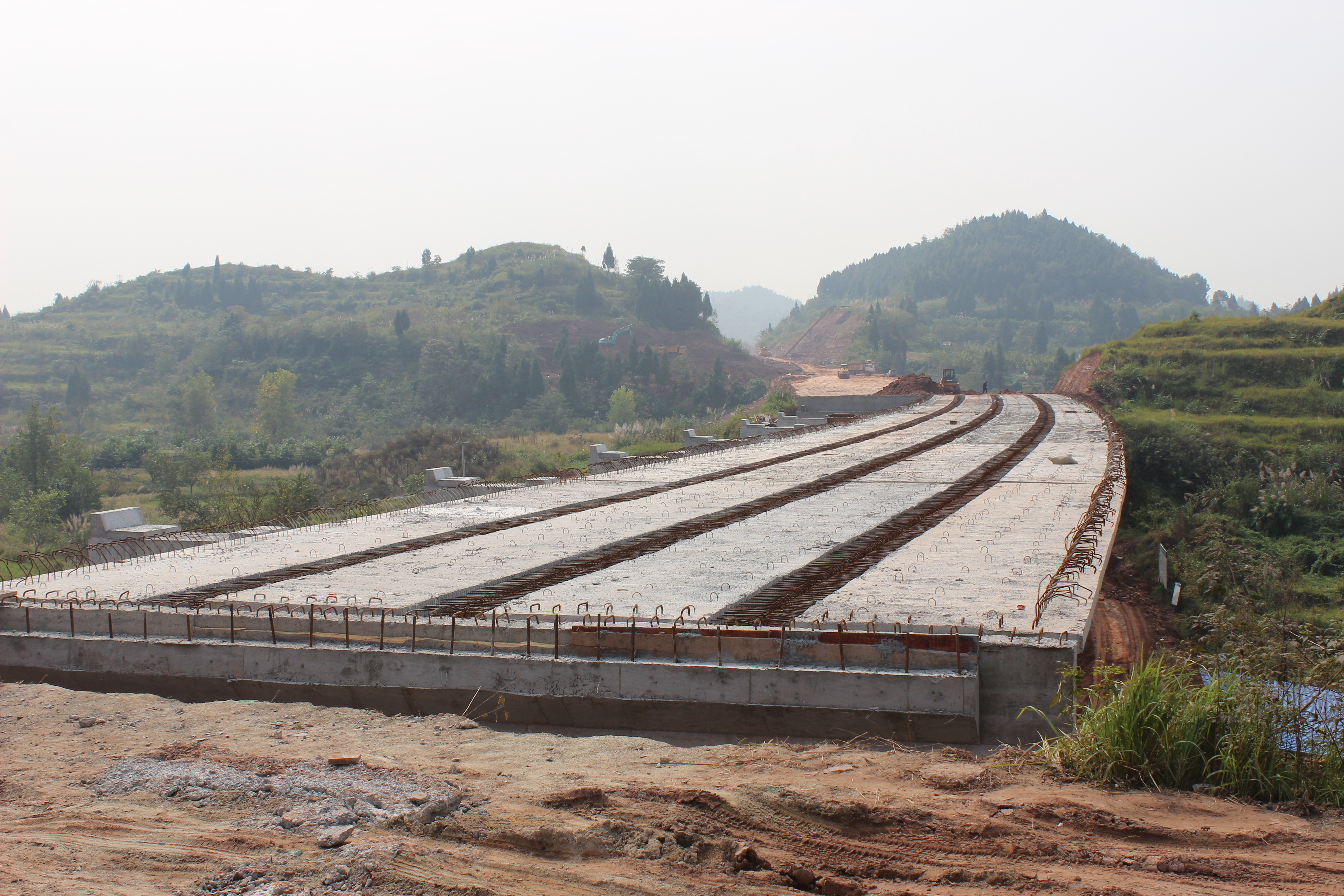 路面工程分公司遂广遂西高速公路路基参建项目成功实现半幅贯通