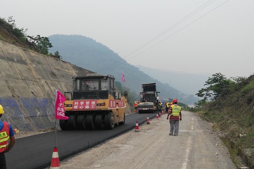 向家坝、溪洛渡项目屏山S307省道下面层试验路成功铺筑