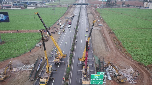 科学组织出成效  高效安全保畅通—成乐高速公路10座跨线人行天桥同步拆除作业顺利完工